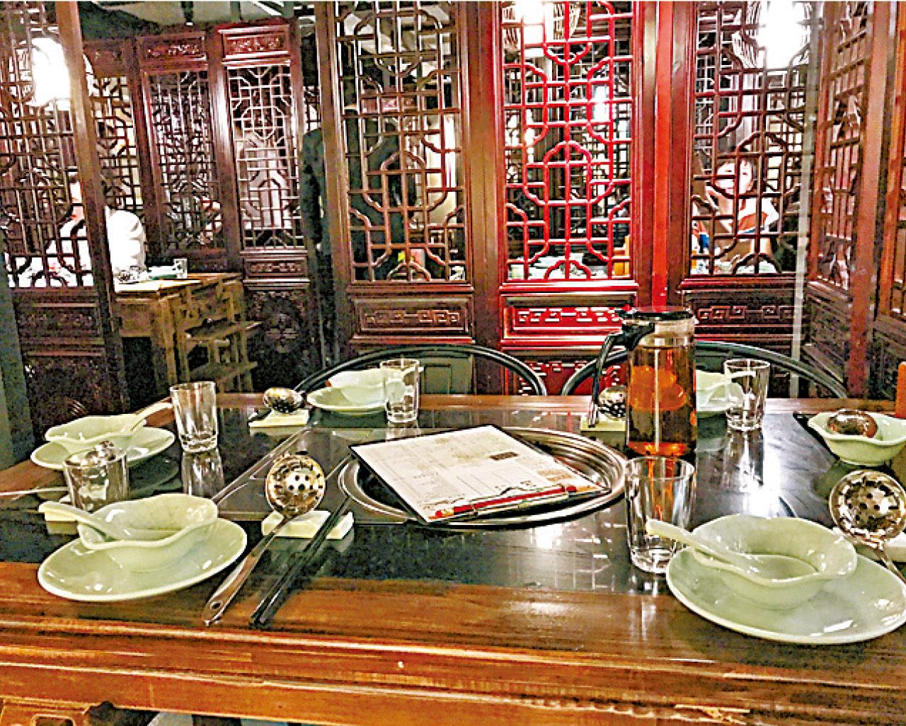 店內每張枱都有屏風間隔,私密度高,環境恬適。