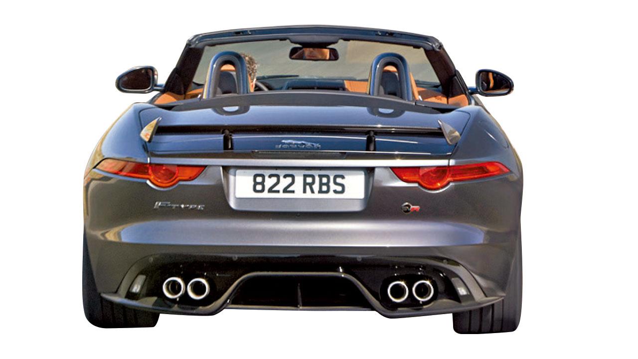 尾翼在時速100km/h時自動升起,提供額外的15%車身下壓力。