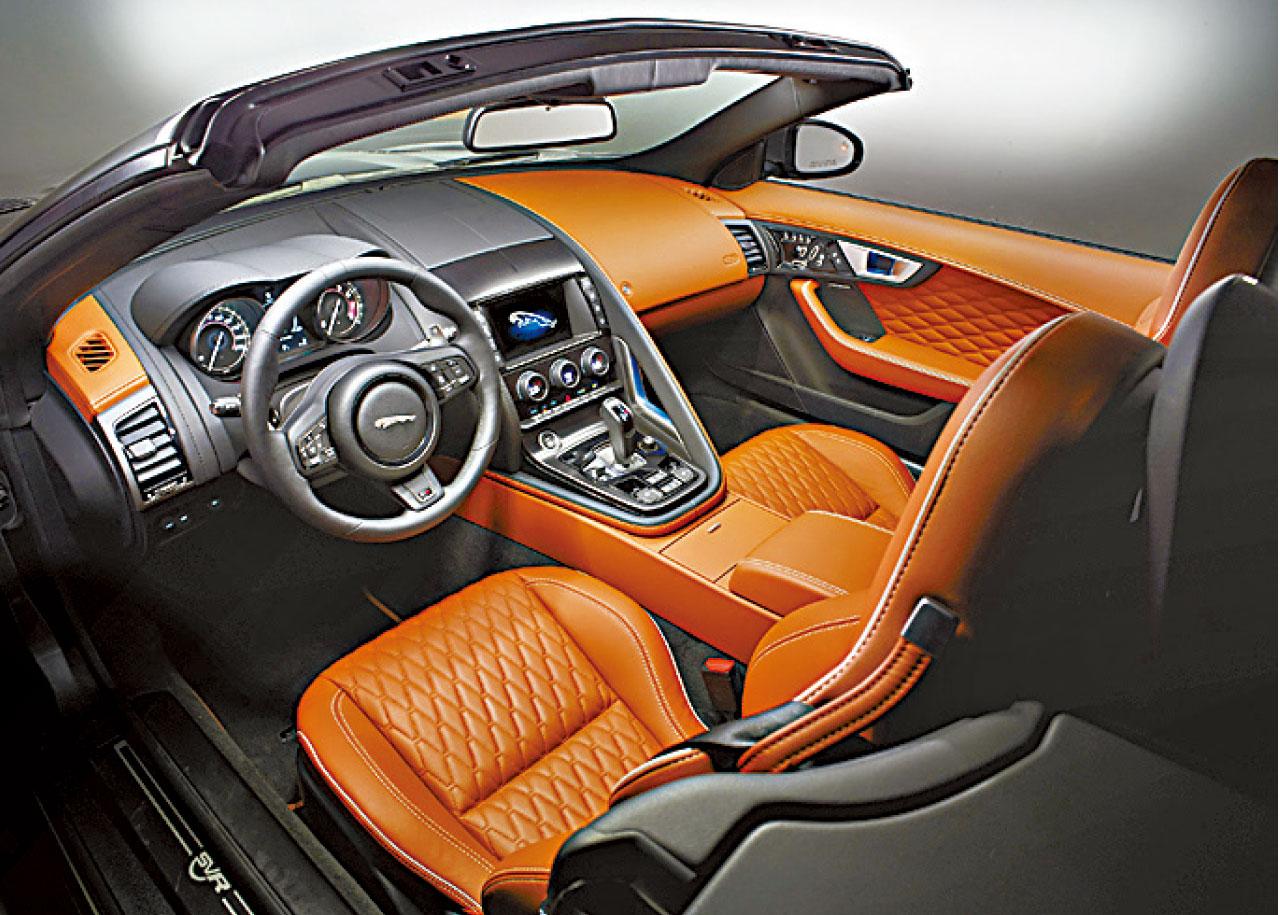 車廂中控台經過升級,並換上SVR的專用跑車軚盤。