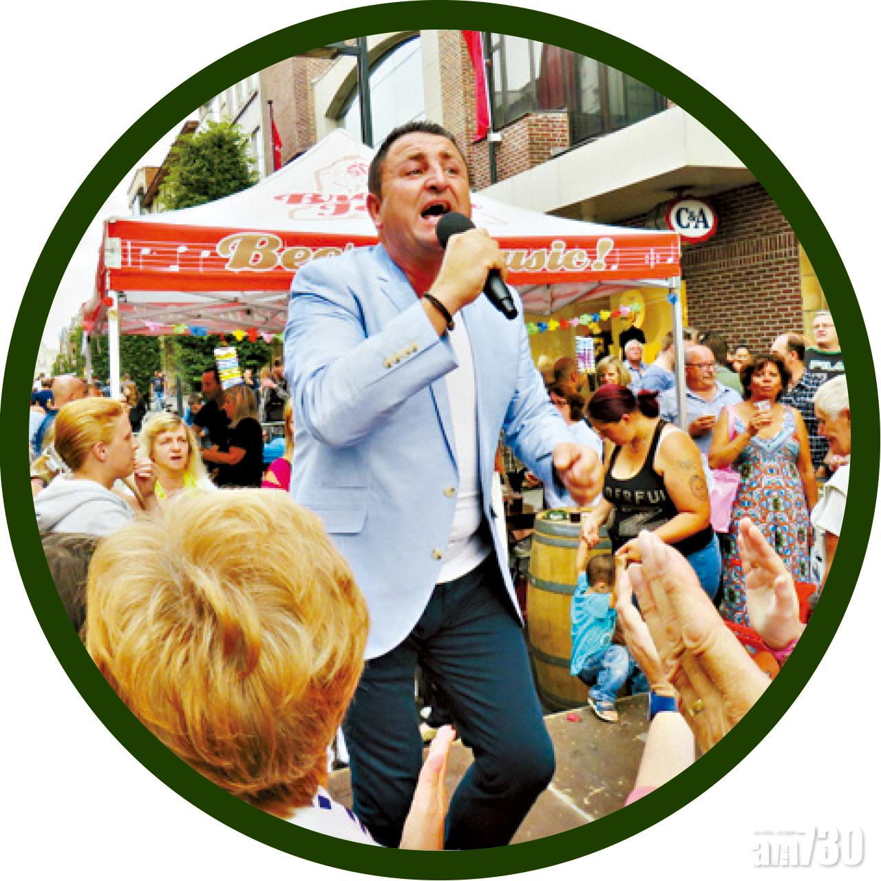 本地歌手在仲夏節作街頭表演。