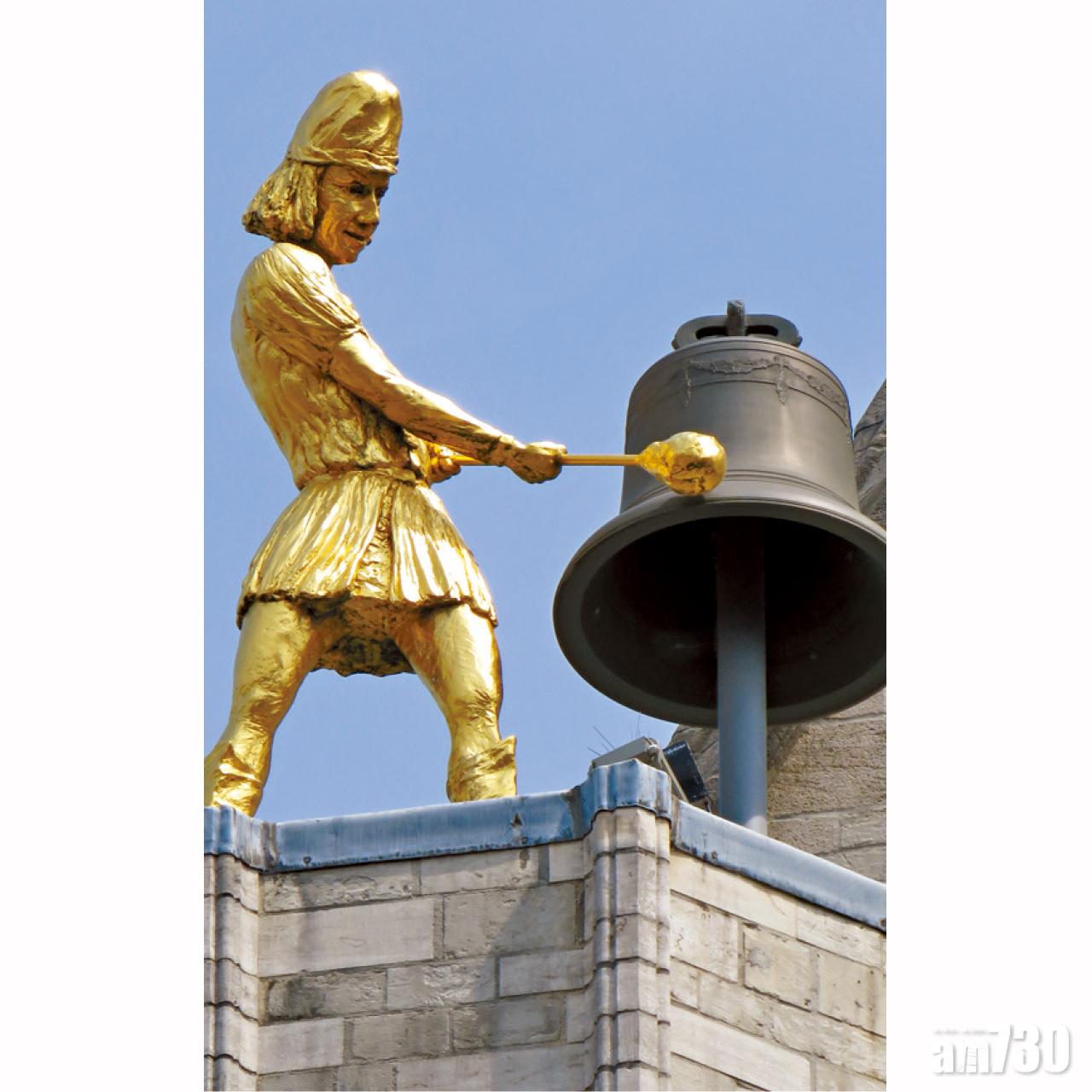 聖彼得教堂頂的「敲鐘金人」。