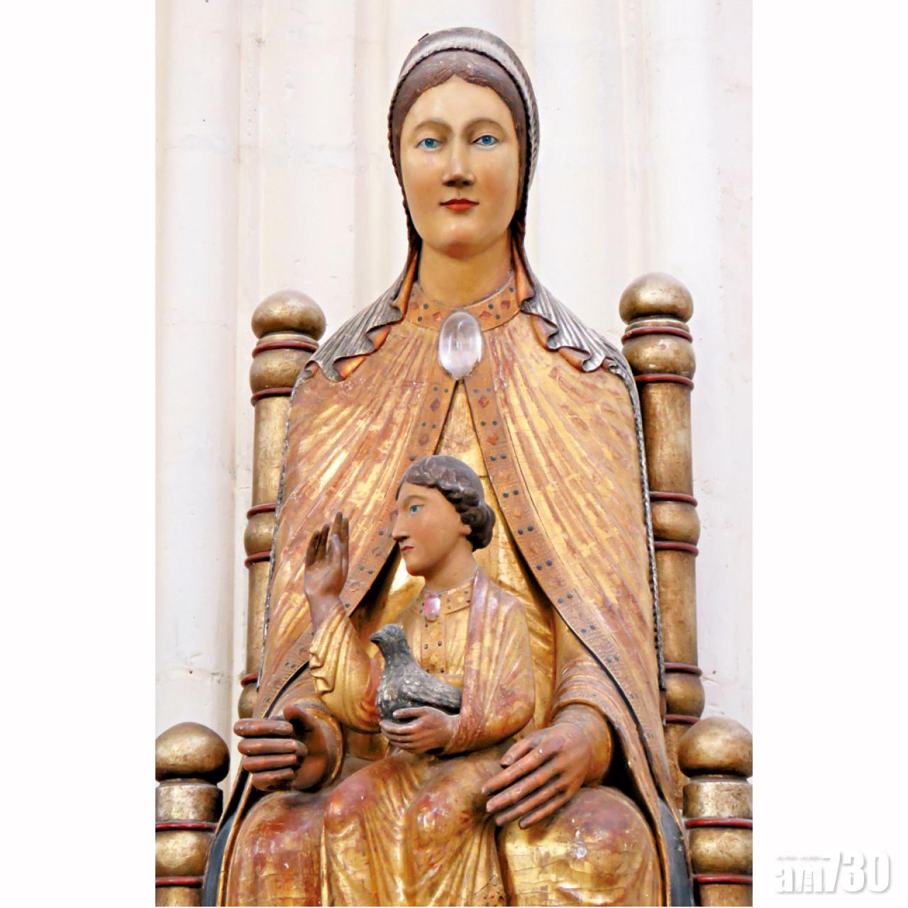 聖彼得教堂祭壇的聖母聖子像。