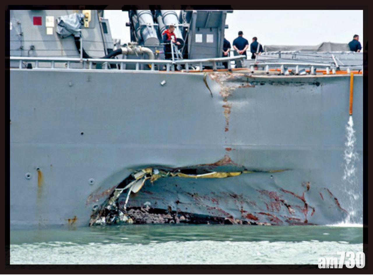 麥凱恩號艦身遭撞凹形成大洞。(路透社、美聯社)