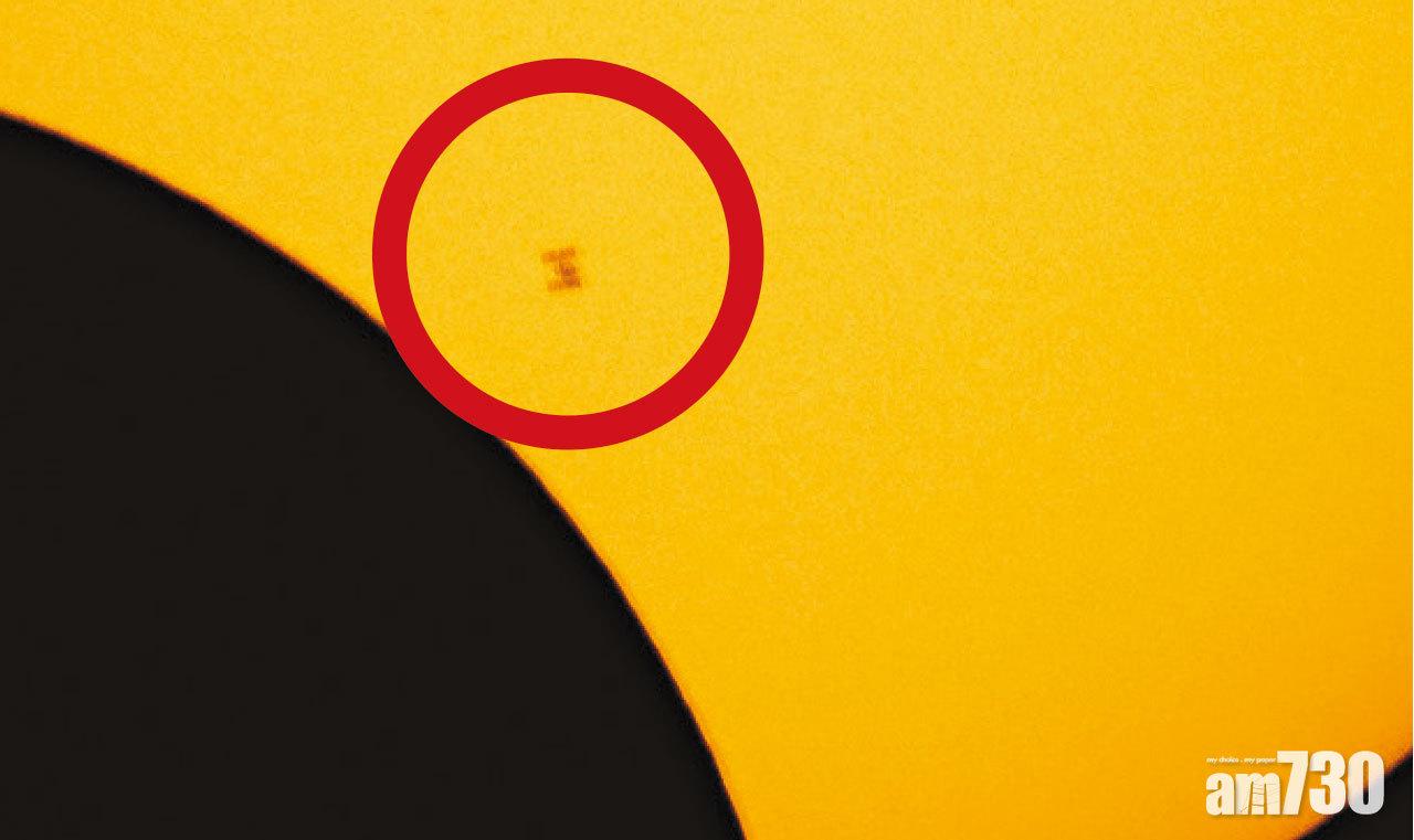 國際太空站(紅圈)被拍到在日偏食上。