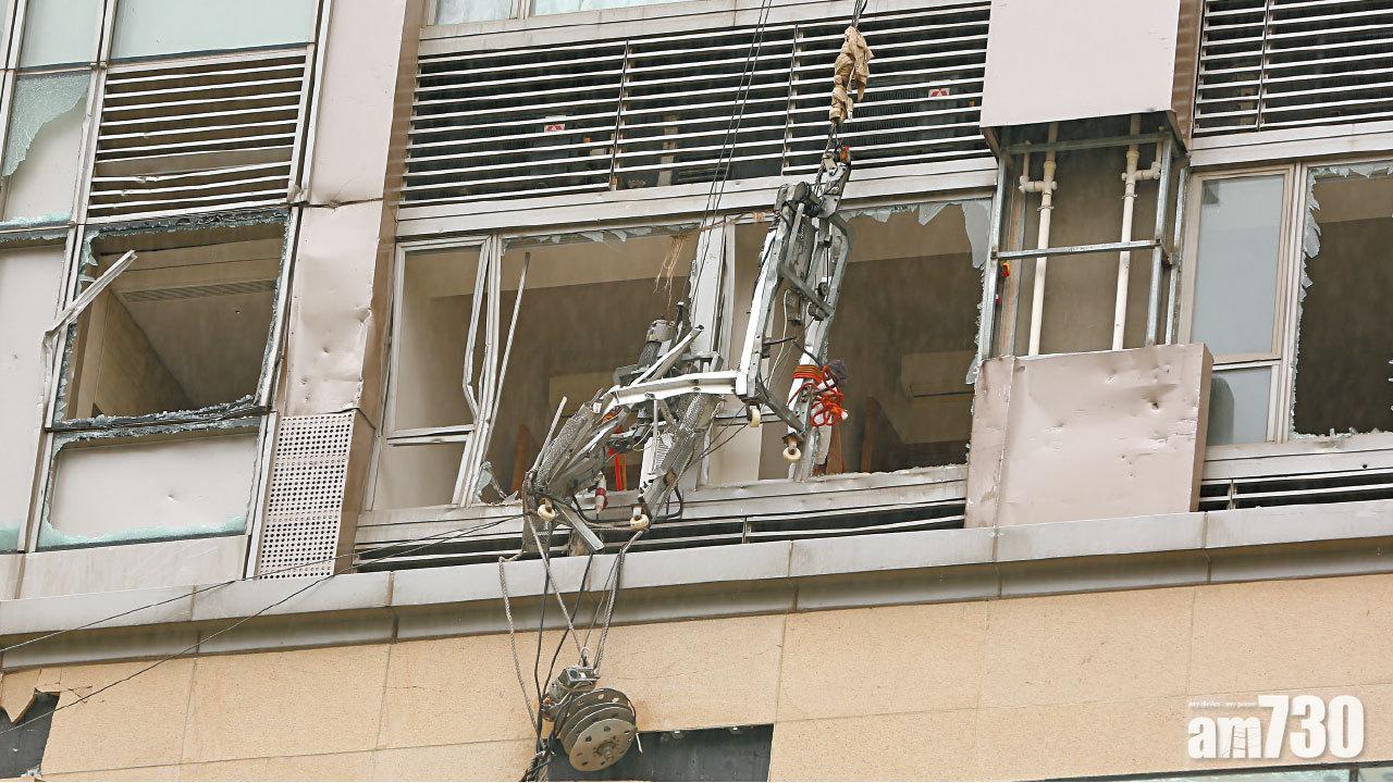 玻璃窗被撞破,「吊船」亦變成爛鐵。(陳奕釗攝)