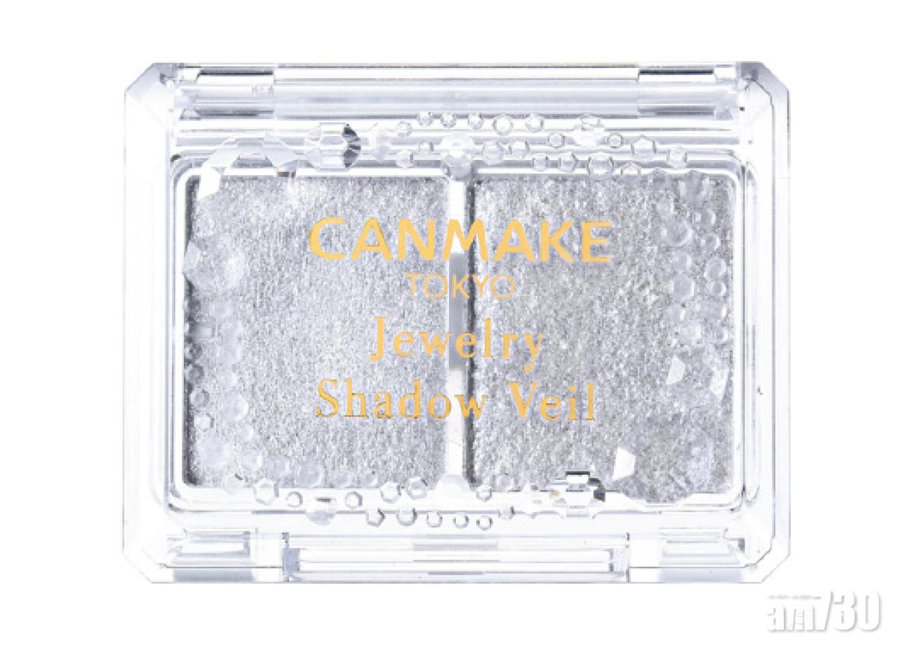 新上場的耀目閃爍眼影$56,蘊含晶瑩感的珍珠粉末,同一色調,但蘊含兩種不同大小的閃粉,可化出幼細閃亮感或是強烈閃爍效果,也可混合使用。