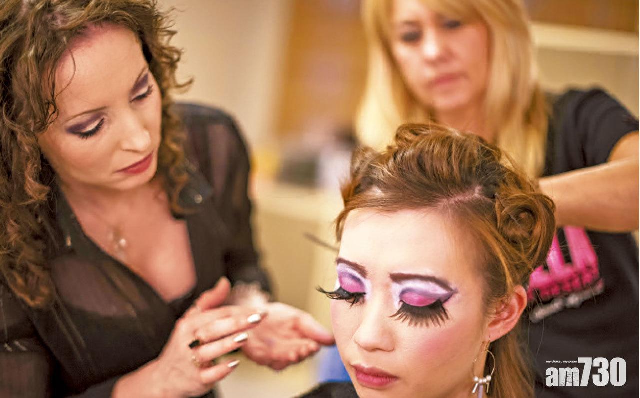 不同層次的粉色眼影,呼應這齣劇目的主題顏色。