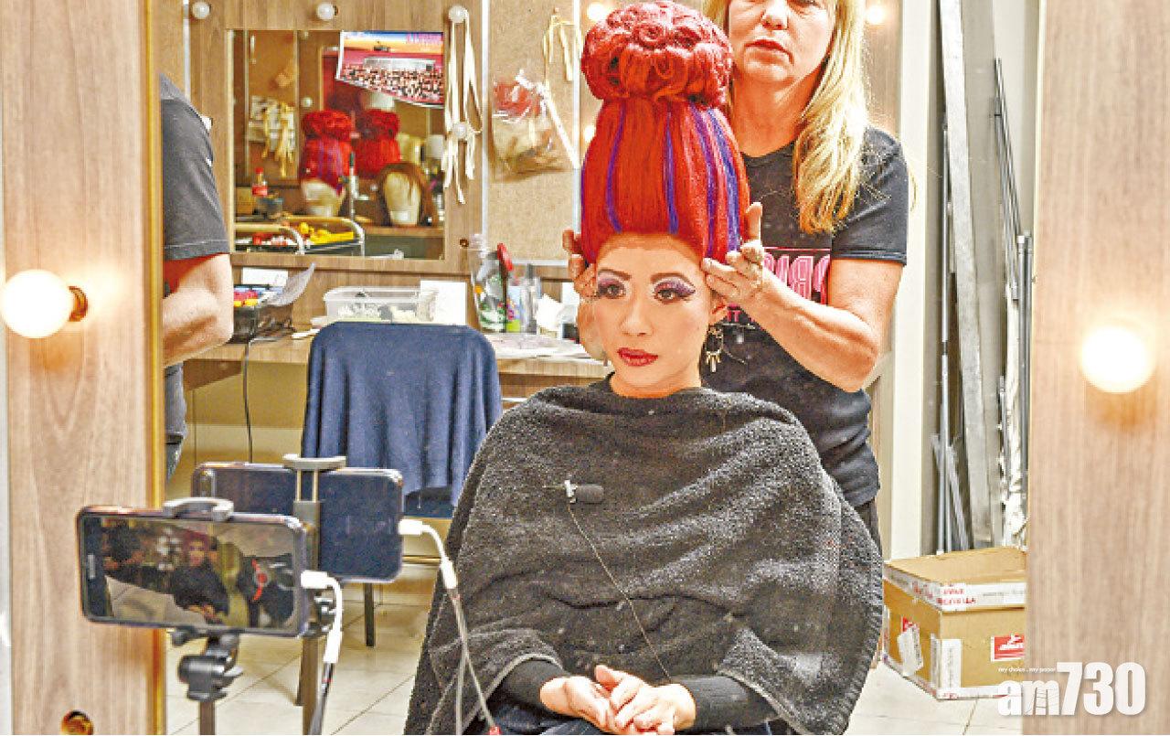 戴上假髮,我就是舞台上的歌姬。