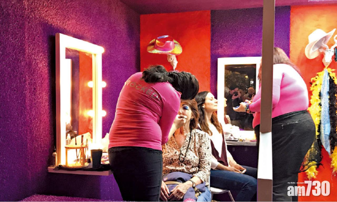 化妝品贊助商Kryolan於約翰內斯堡的Monte Casino劇院內,設有以劇中巴士為設計的化妝區,為觀眾提供免費舞台化妝服務。