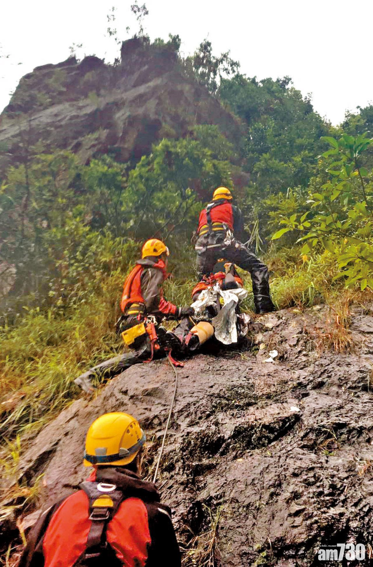 救援地點地勢陡峭。(消防處提供)