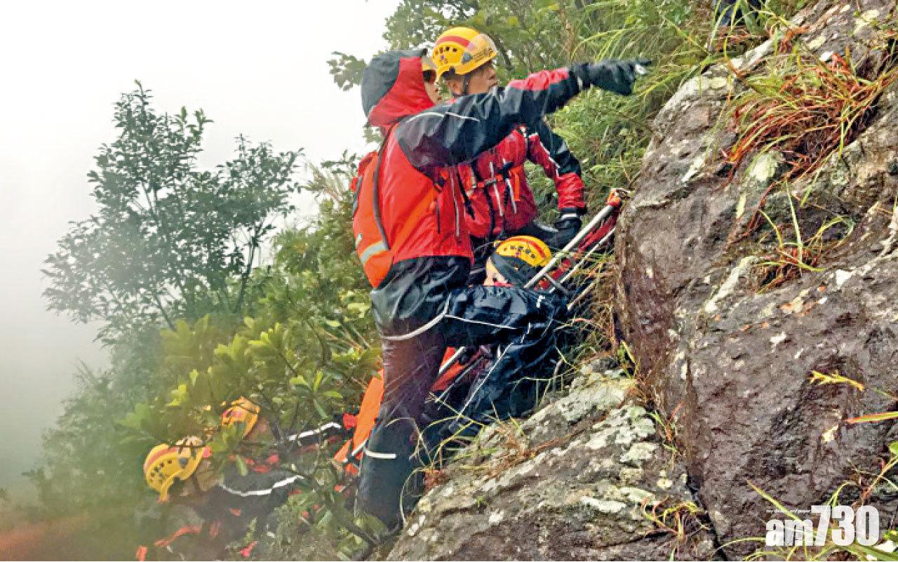 救援人員將傷者送上崖頂。(消防處提供)
