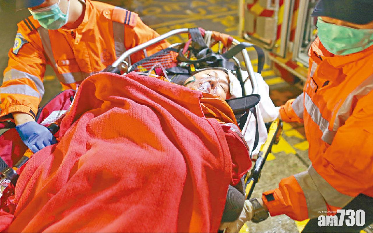 獲救女傷者送院。(莊振邦攝)