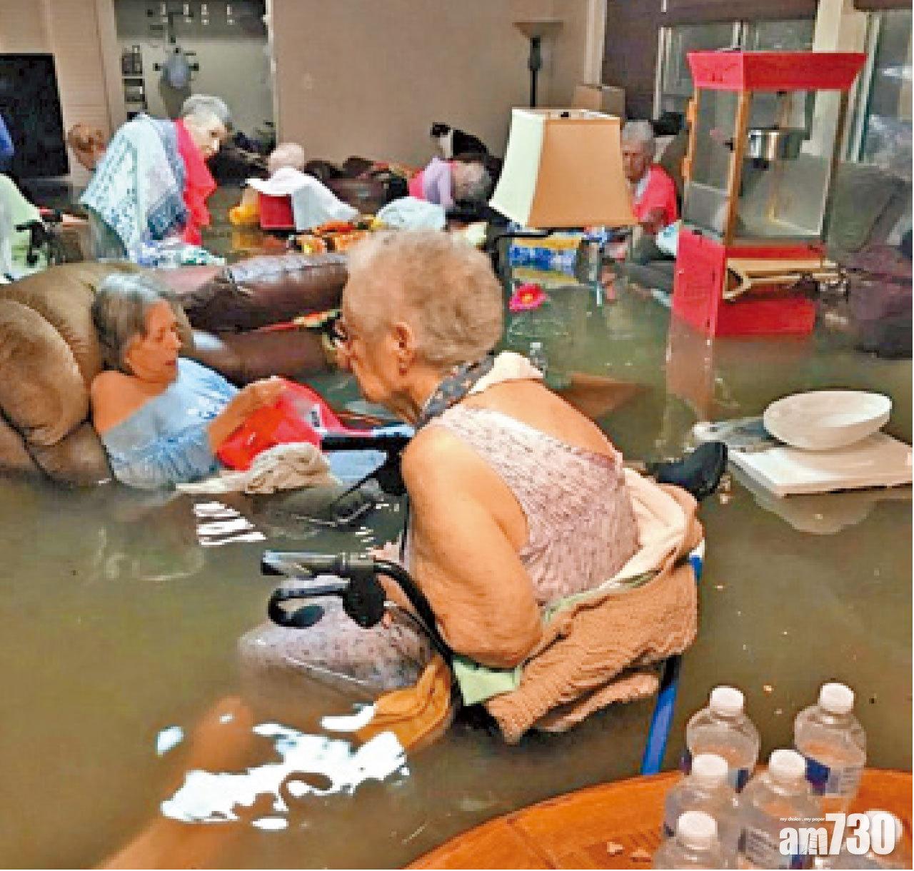 德州迪金森一間老人院遭洪水侵襲變泳池,行動不便院友浸在水中數小時,照片在網上瘋傳後,當局派出直升機疏散被困15人。(互聯網)