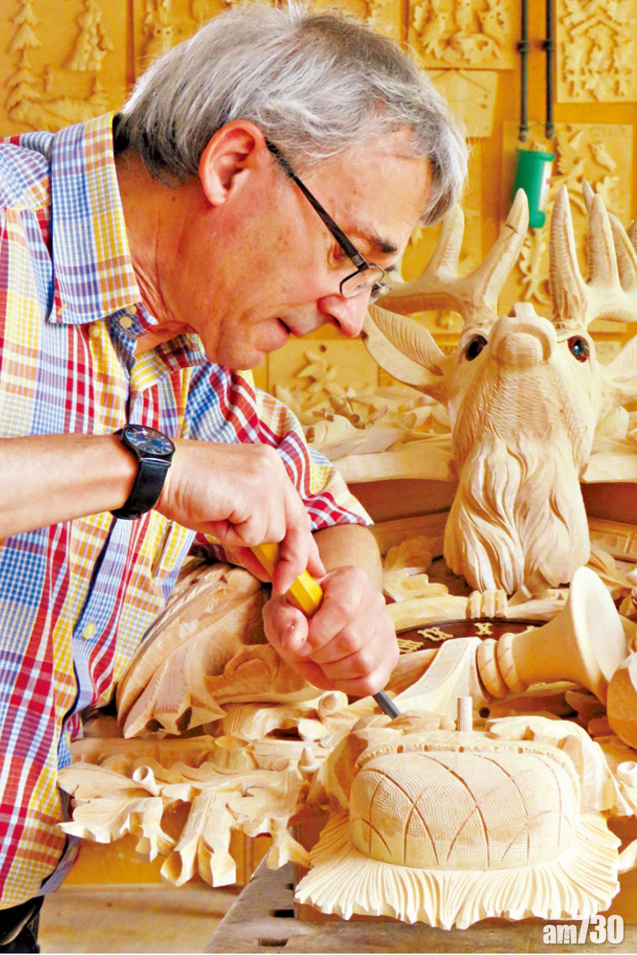 正在雕刻鐘面的工匠。