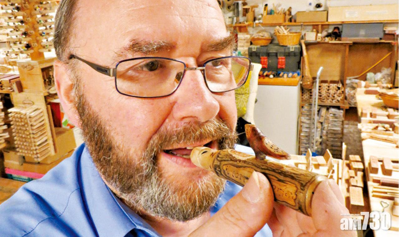 工匠示範吹奏木哨子。