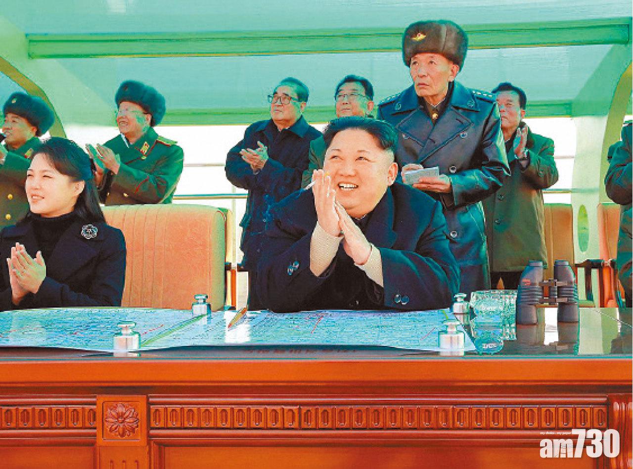 金正恩(中)與太太李雪主(左)出席空軍飛行技術大賽。(路透社)