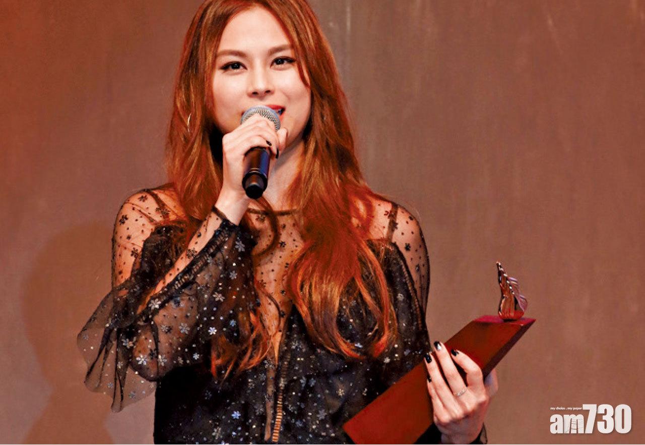 ③ 年初奪得叱咤女歌手銀獎,在台上分享來港多年的辛酸。