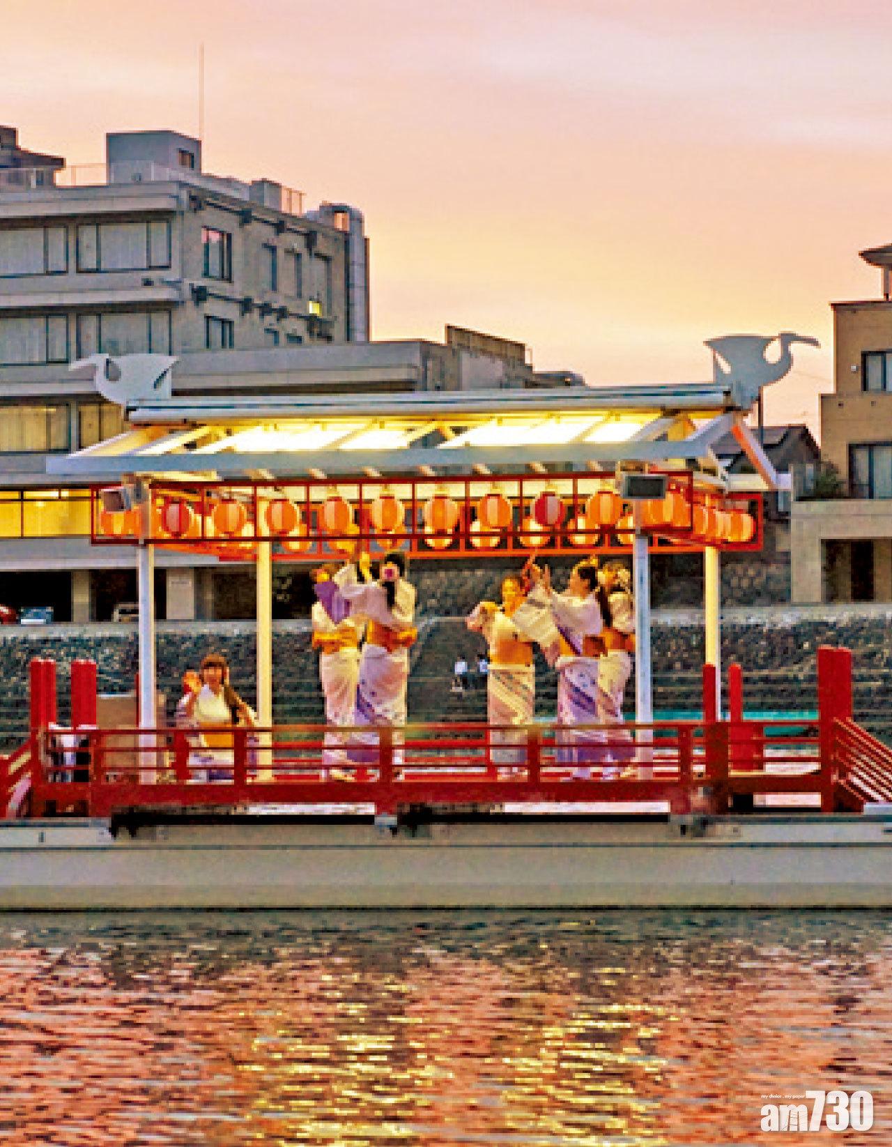 日式浴衣少女在川上巡迴表演舞蹈。