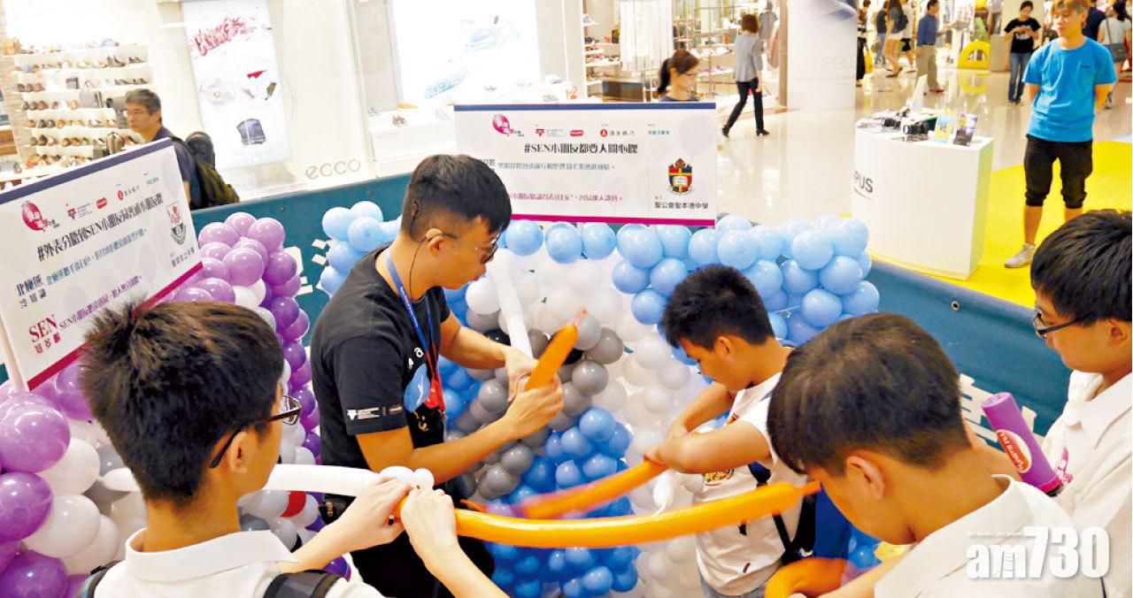 學生們專心聽從老師教導,勞力製作。