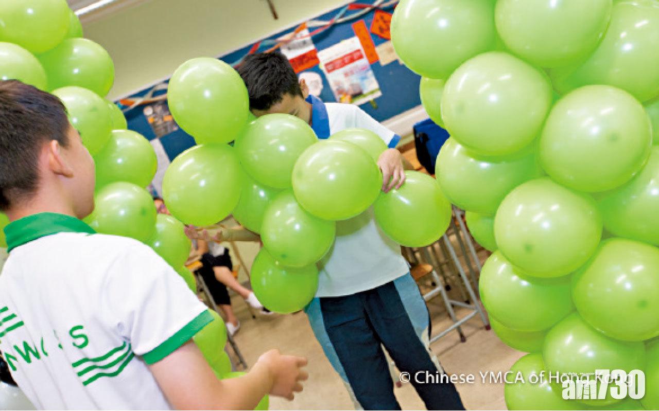 氣球布置作品會規模大,學生需要透過團體合作,提升人際關係技巧。