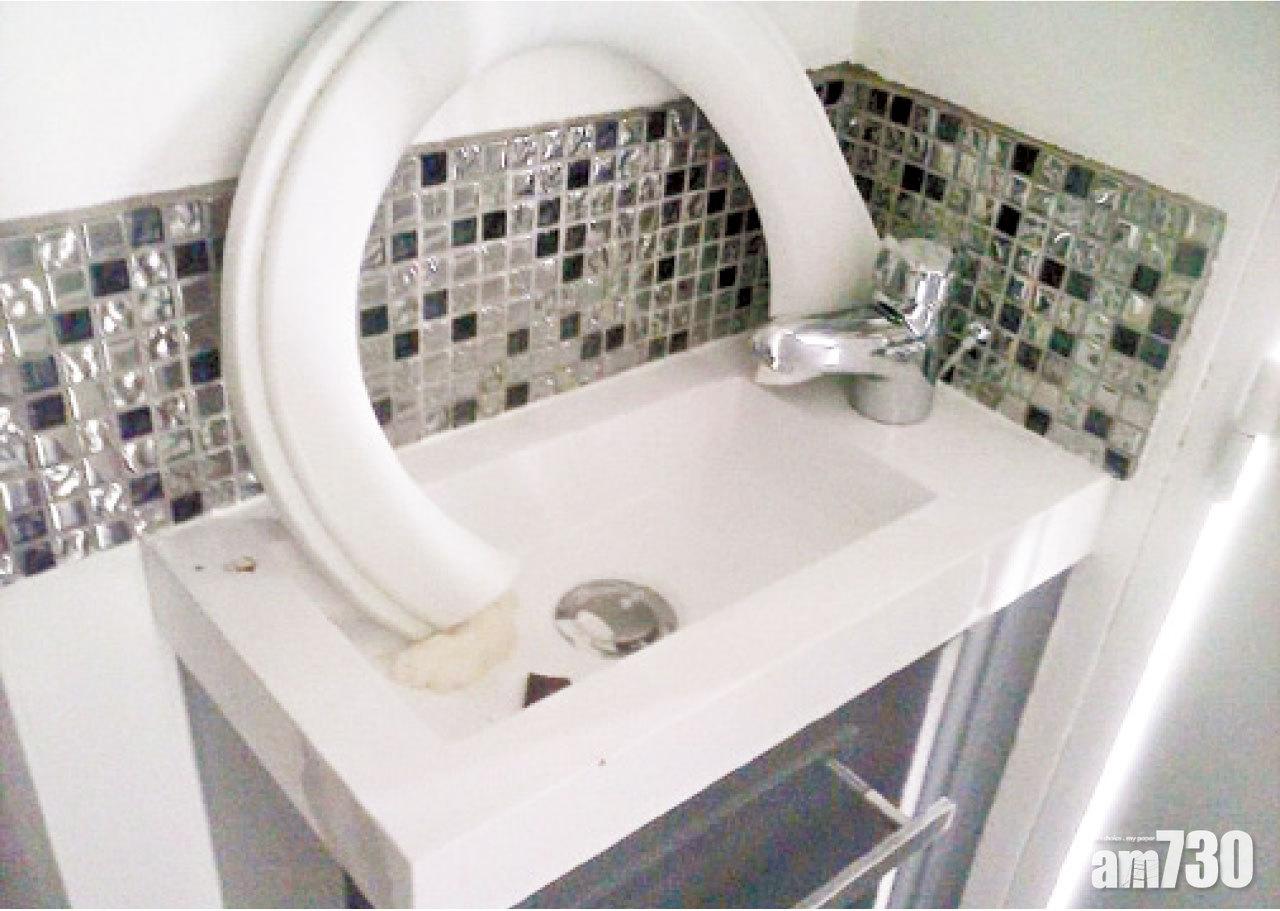 廁板被拆出,放到洗手盆上。