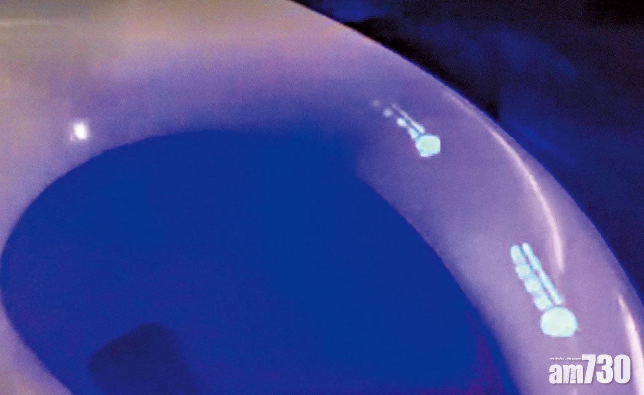 廁所板上的印顯示未清洗。