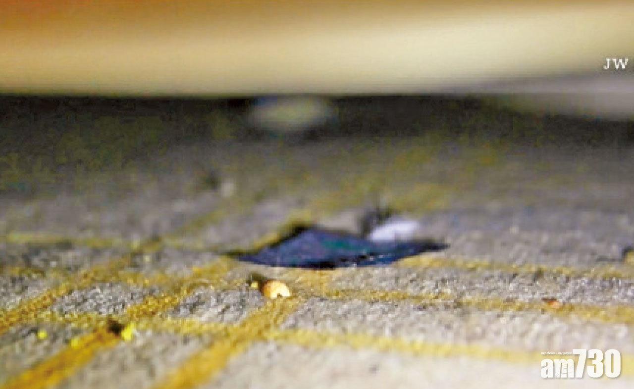 床底的已開安全套包裝。