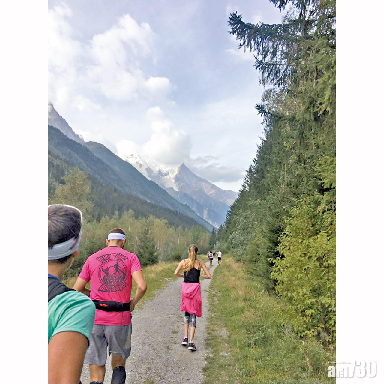 跑步時,沿途看見雪山。