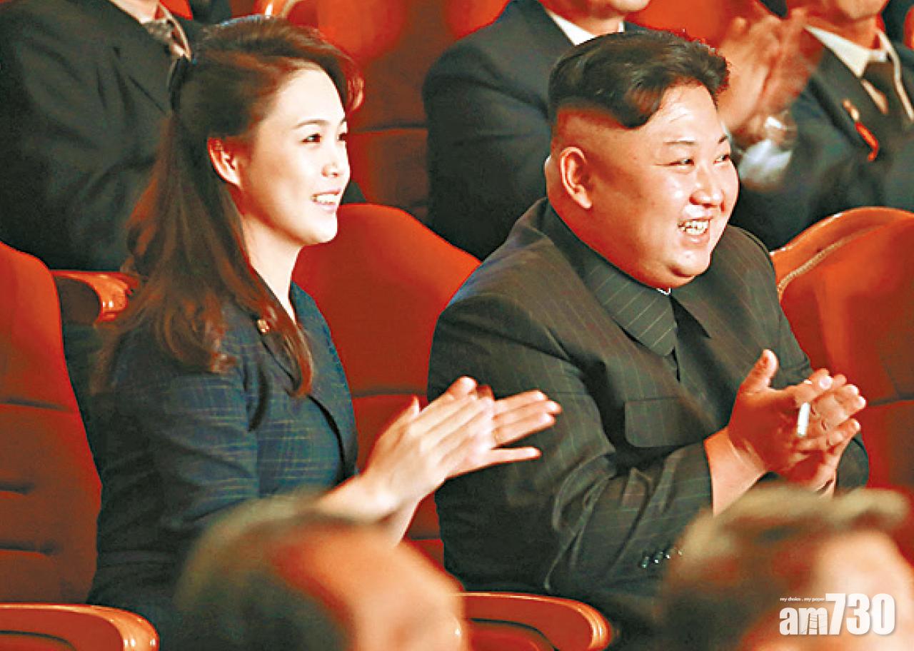 金正恩和妻子李雪主開心觀賞表演。(路透社、互聯網)