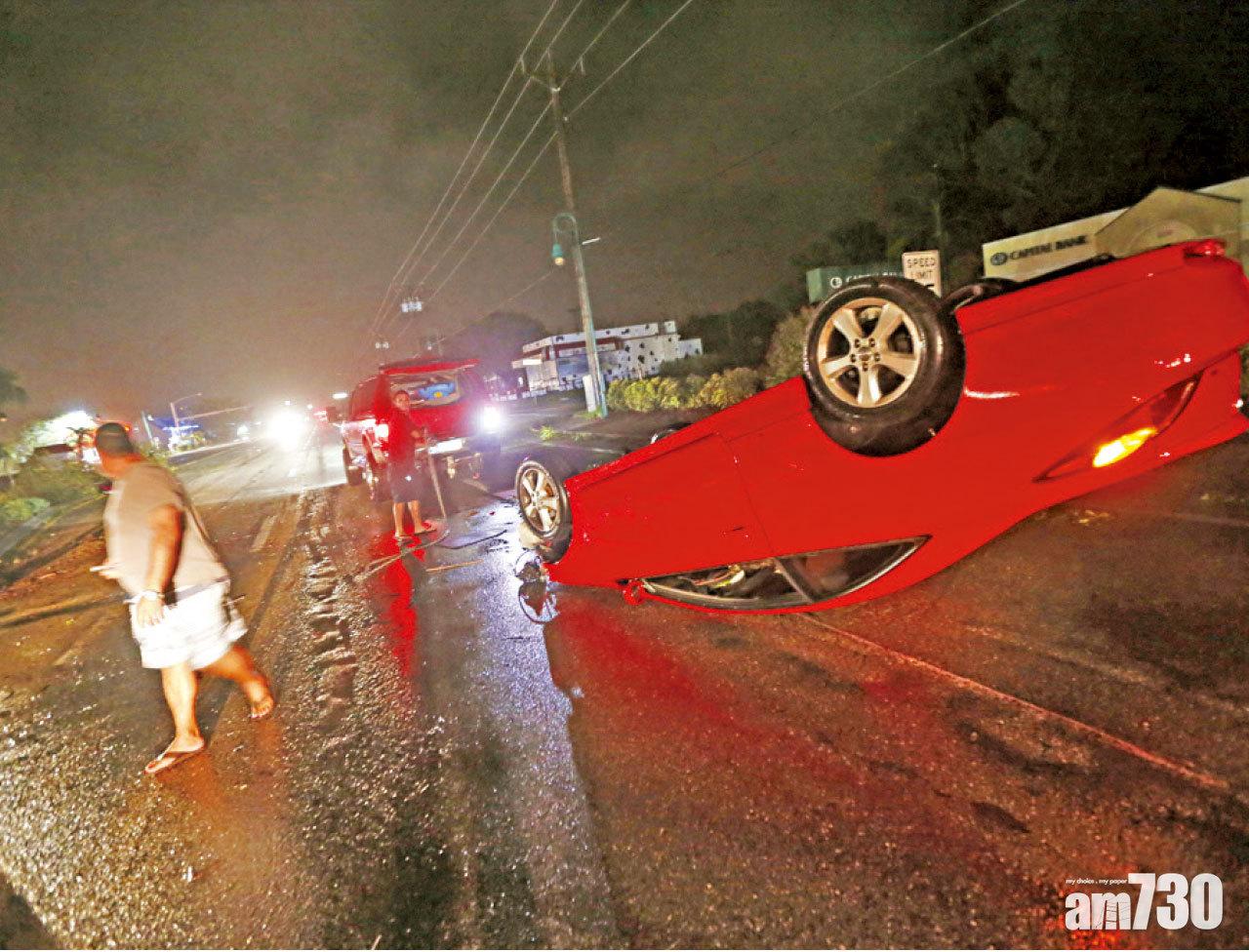 在佛州科勒爾角,街上汽車遭吹翻。