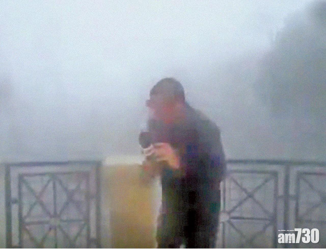 CNN記者Chris Cuomo,遭大風刮起的「雨牆」照頭淋,幾乎抵擋不住。