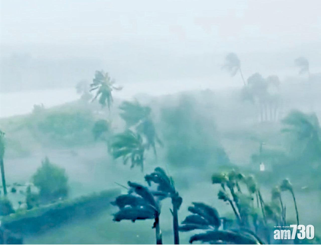網民拍下艾爾瑪登陸佛州馬科島一刻,掀起陣陣狂風暴雨。