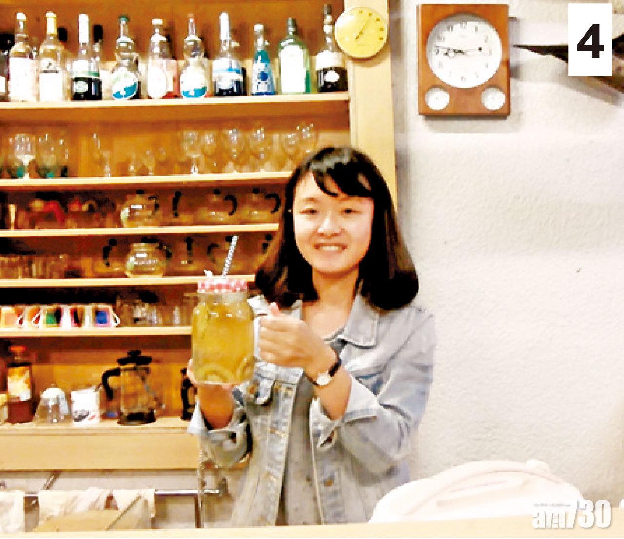 4 一杯簡單的愛玉飲料,原來是要用人手慢慢搓出來。