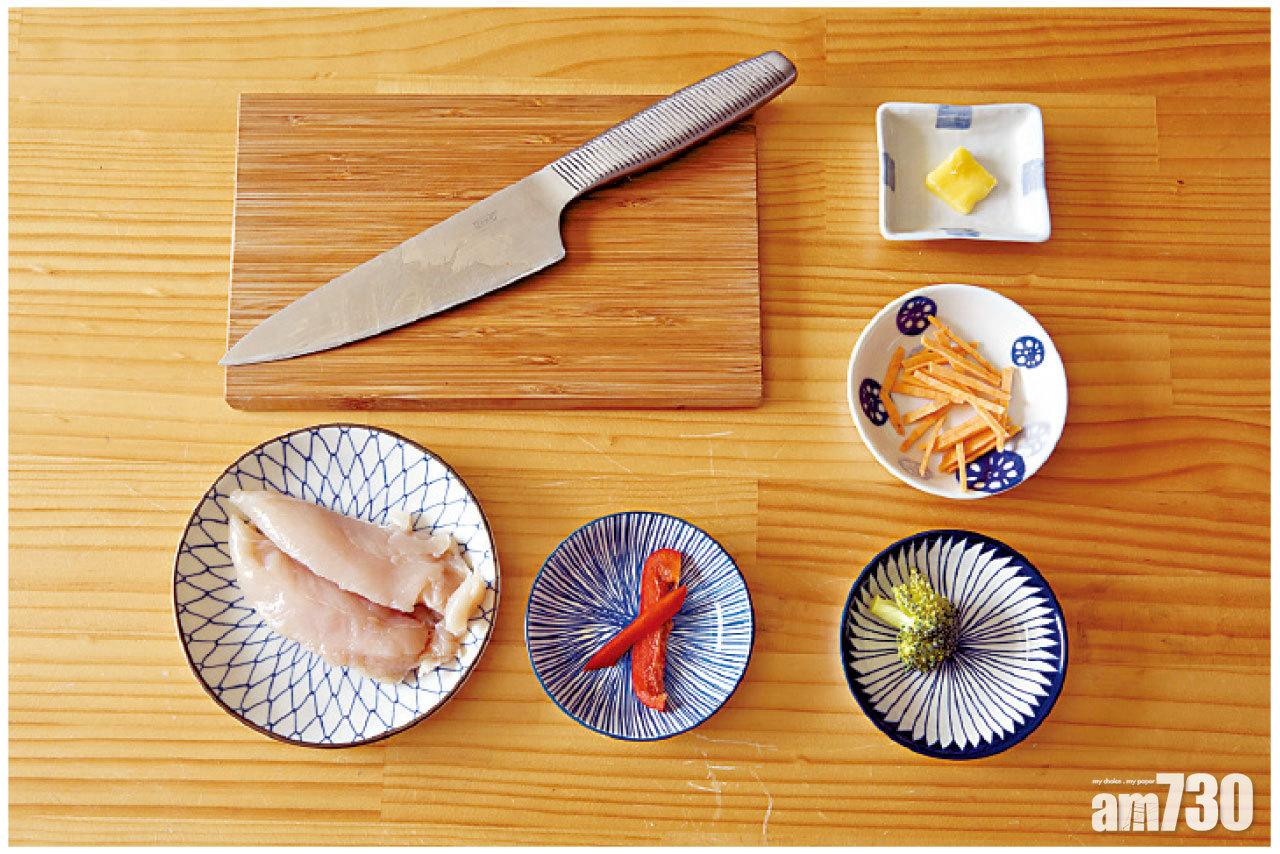 雞肉和蔬菜,簡單的食材為貓咪煮一頓營養豐富的晚餐。