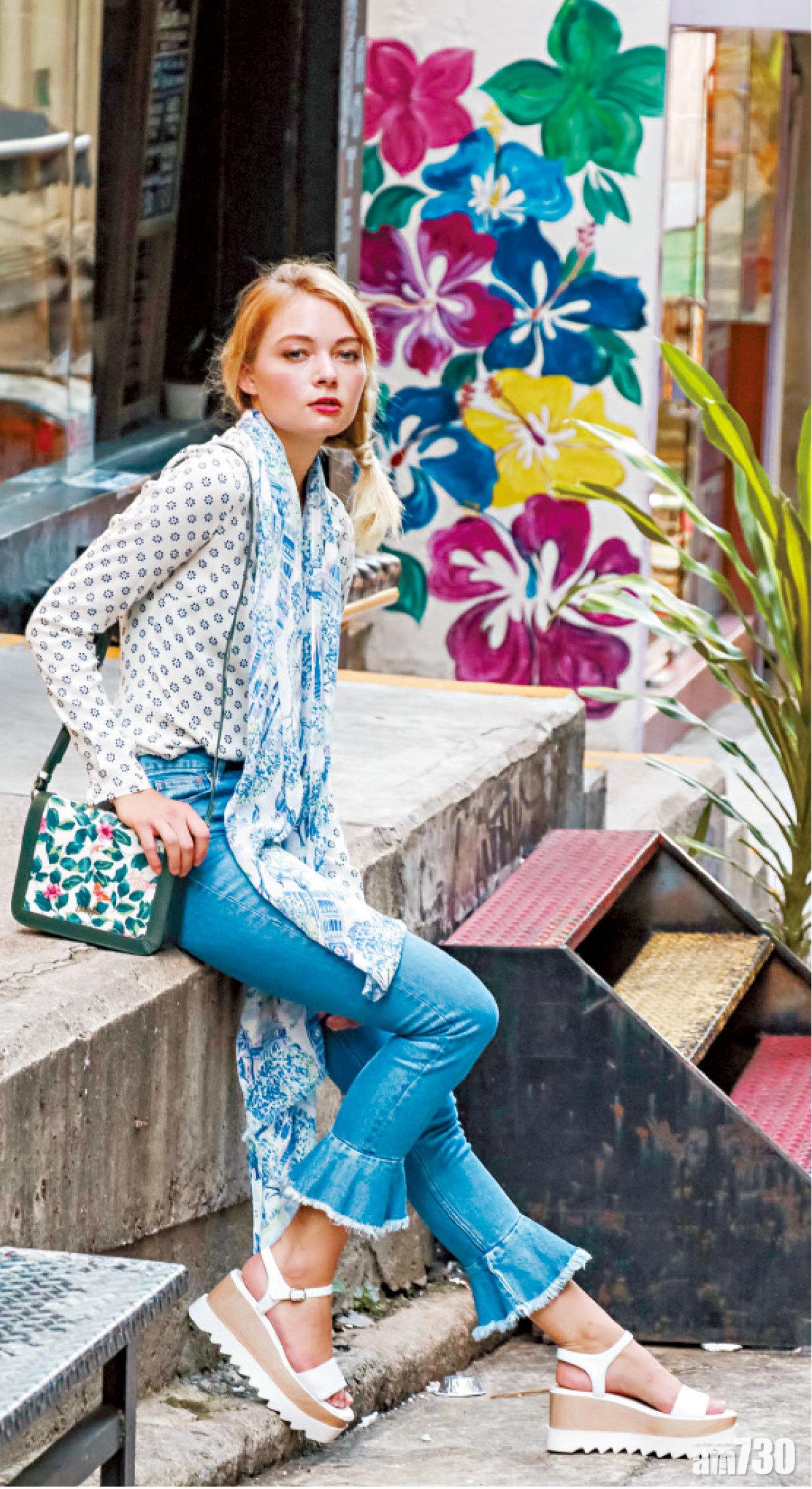 ‧Daisy Spot Parchment Viscose
Crepe Long Sleeve Blouse $790
‧Leaf Print Small Lucky Bag $890
‧London Toile Mid Blue Scarf
$550