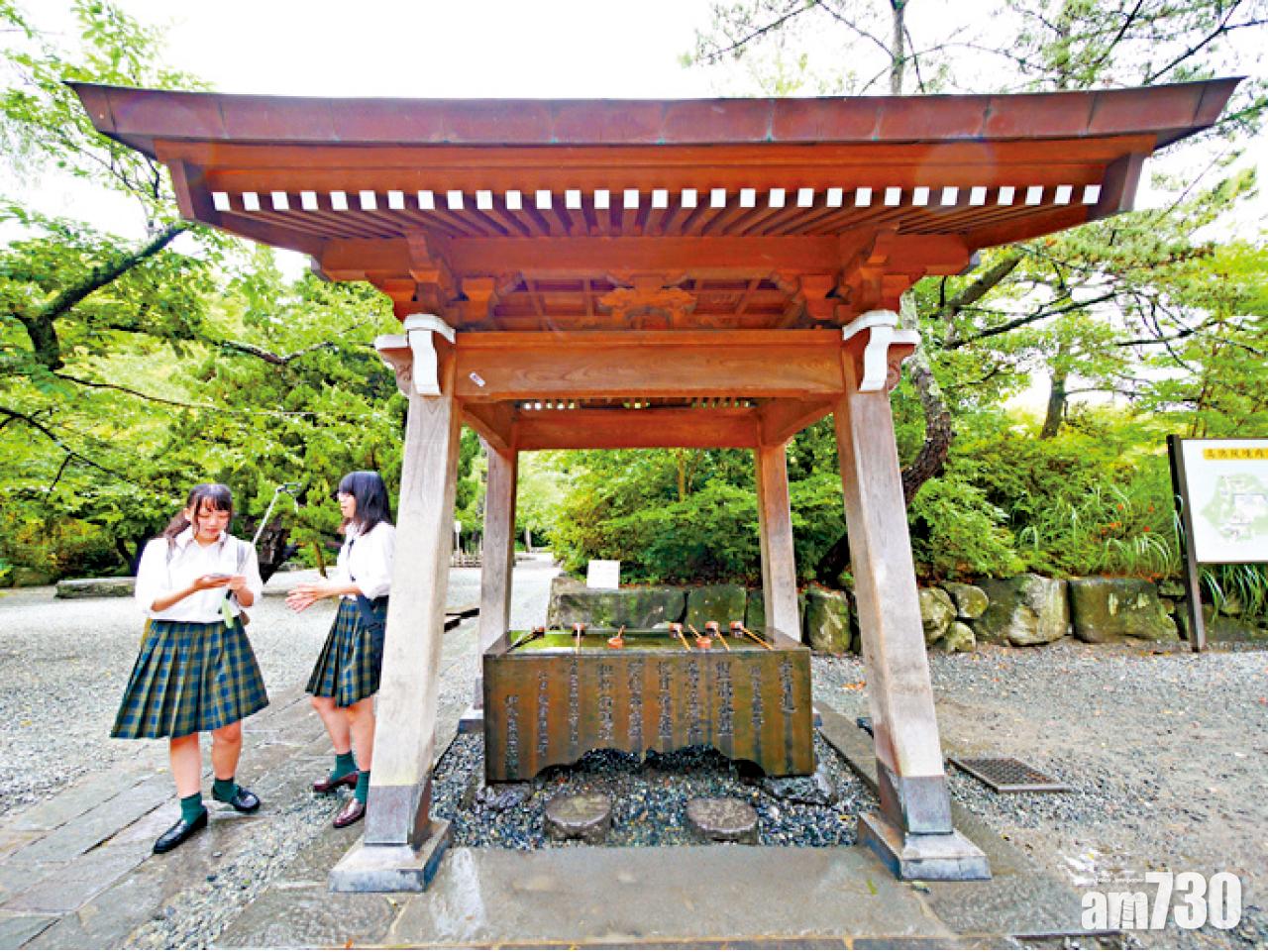 鎌倉以至東京的中學生都會來參拜。