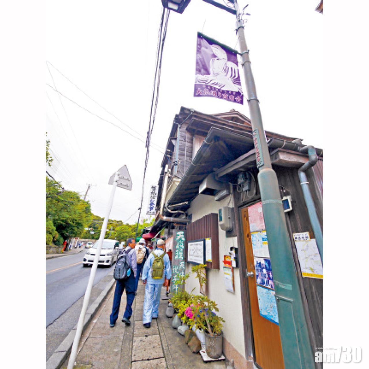 從長谷駅步往高徳院的斜坡路,兩旁開滿紀念品店。