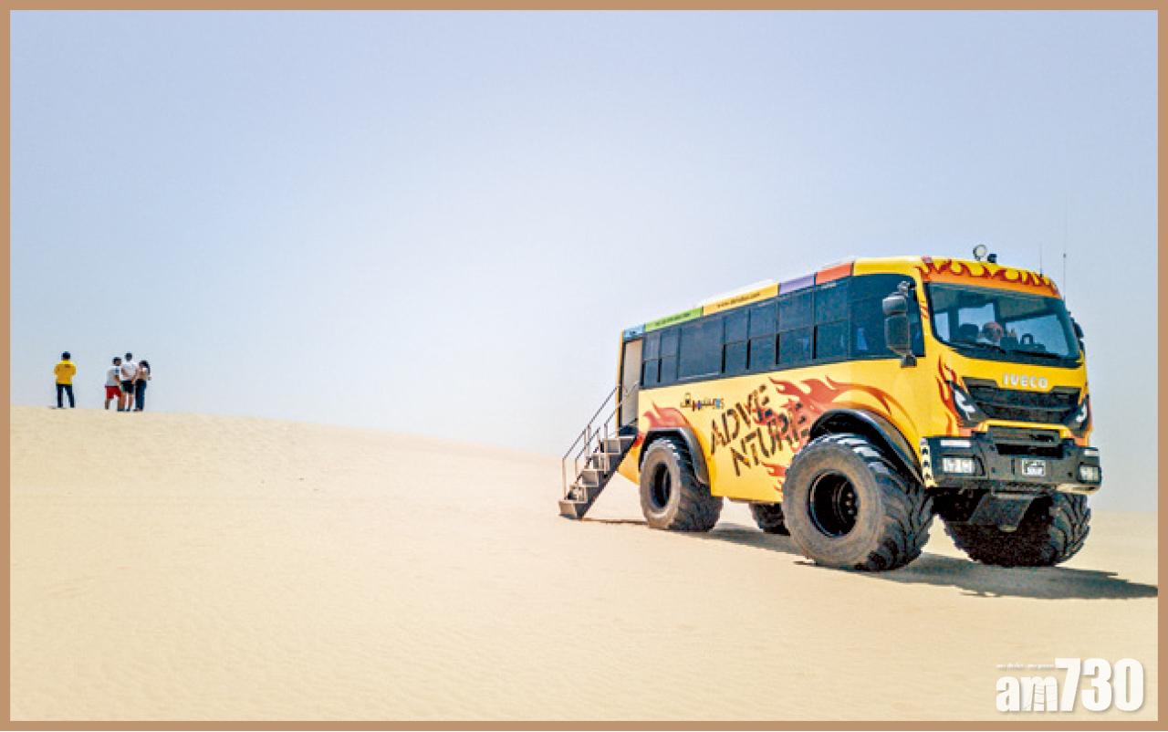 這架巨獸四輪大巴快速行走於沙漠上更覺刺激。