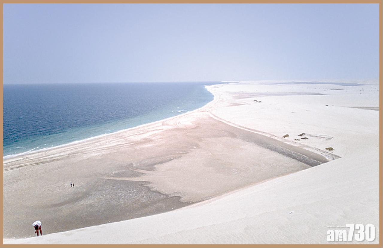 沙漠與大海接連的自然奇觀。