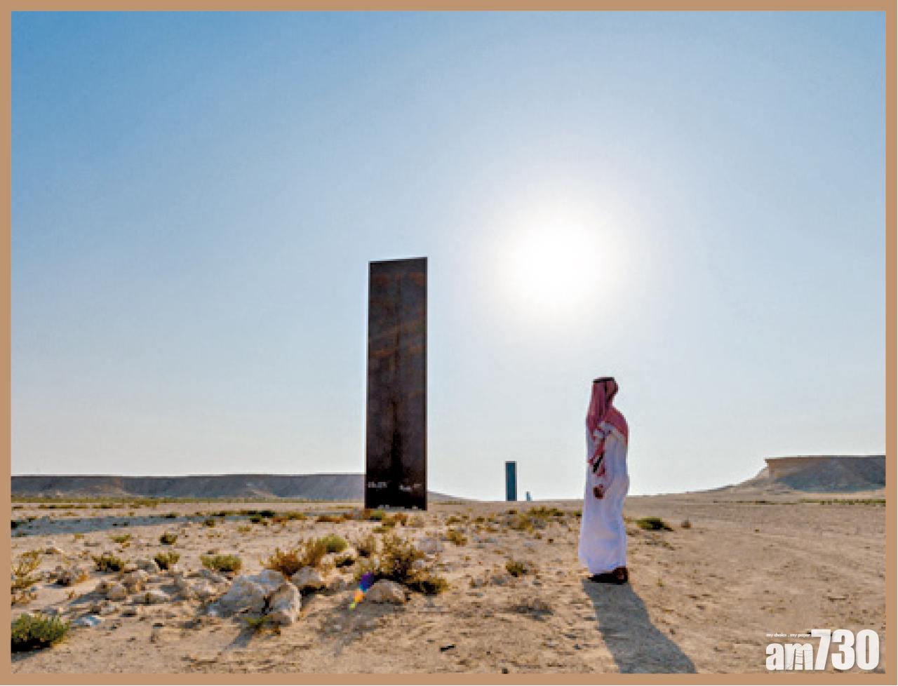美國藝術家在荒漠中豎立起大鋼板,隨時間氧化產生不同顏色,由橙色、棕色再變成深黃色。