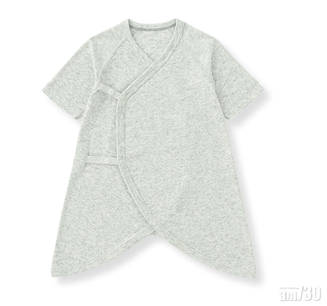 蝴蝶衣可以連尿片一起包裹pat pat,更為方便。下襬不同顏色的四合扣可避免錯誤緊扣,新手媽媽冇有怕。($99/2件,Uniqlo)