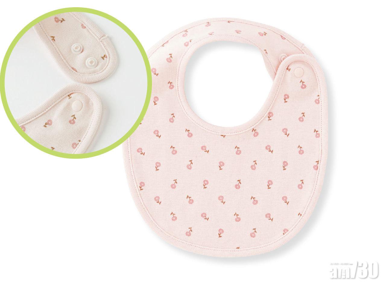 小設計大窩心。口水肩的肩膀位配四合扣,避免嬰兒睡覺時按壓著而感到不適。($59/2件,Uniqlo)