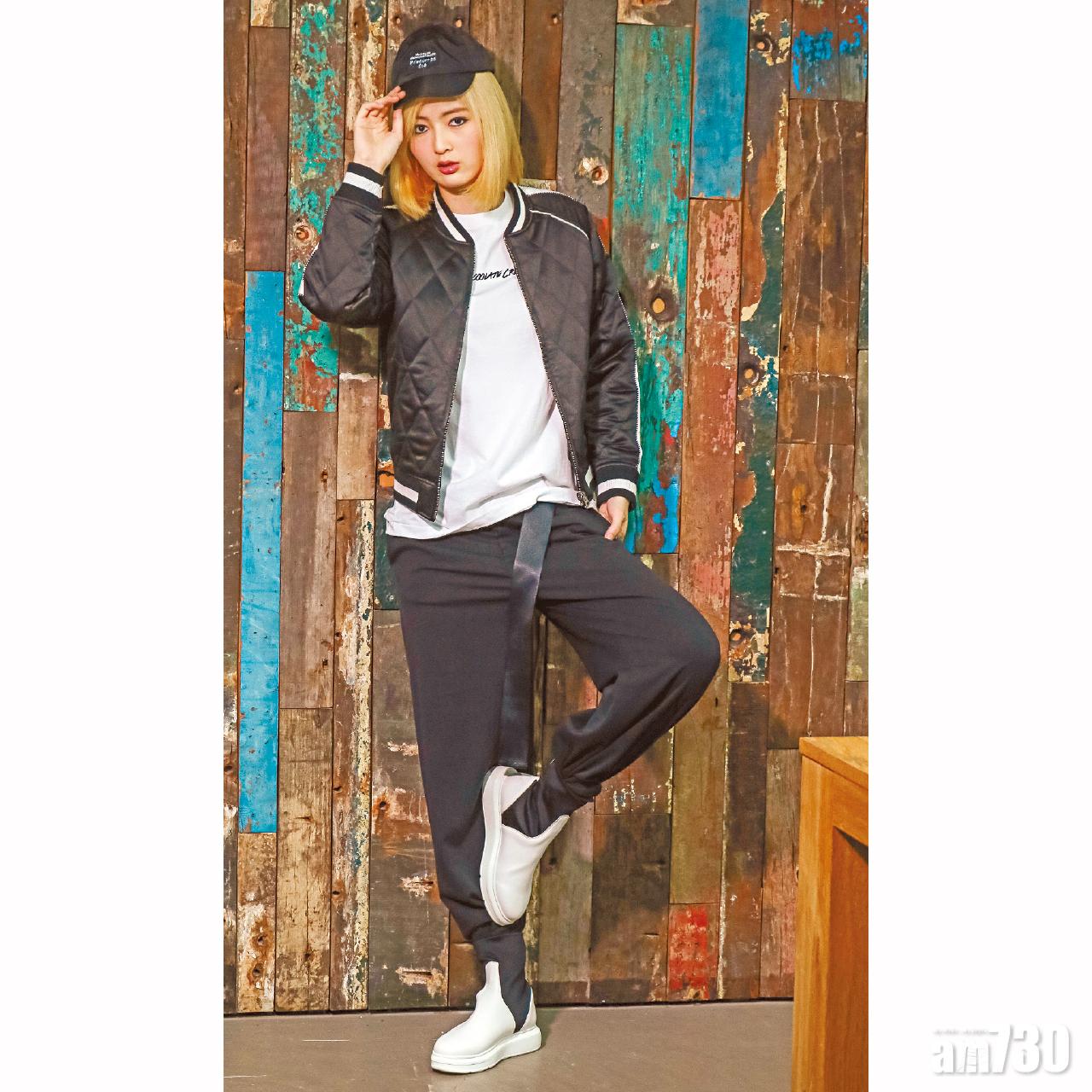 黑色字花圖案cap $299(E)
黑白色baseball jacket $959(E)
白色字花圖案tee $179(E)
黑色pants $359(E)
黑白色boots $999(A)