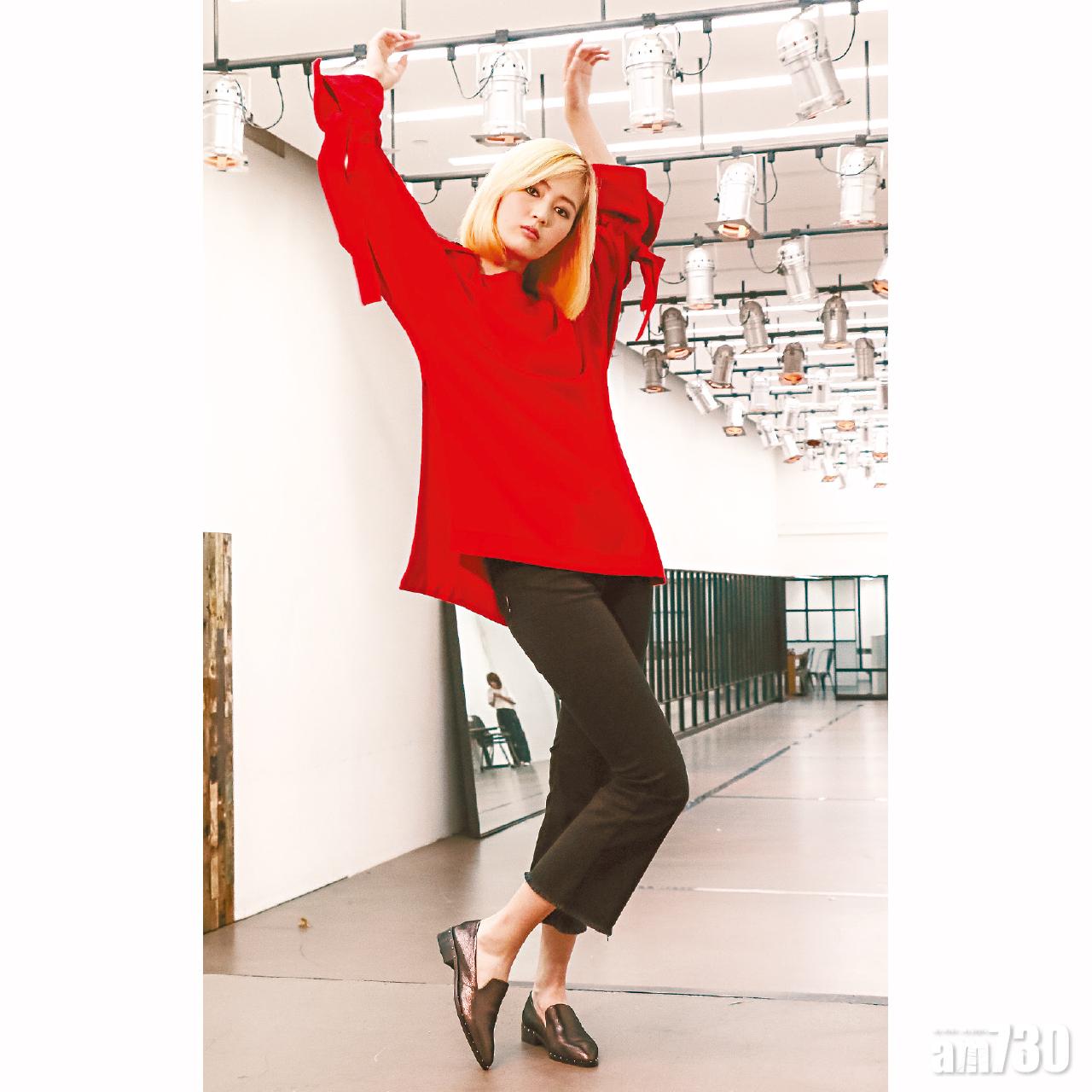 黑色knit top $699(D)
黑色九分褲 $499(D)
黑色皮革扣shoes $1,399(F)