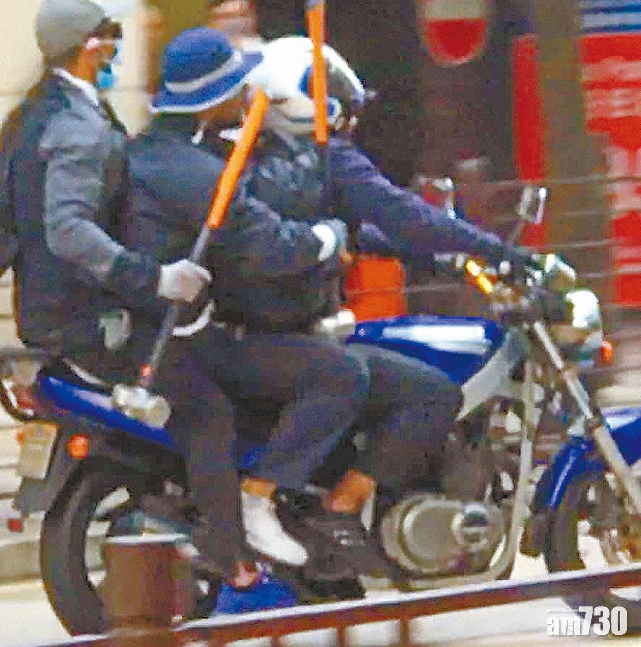 有途人拍攝到3名賊人手持鐵鎚乘電單車逃走。(互聯網)