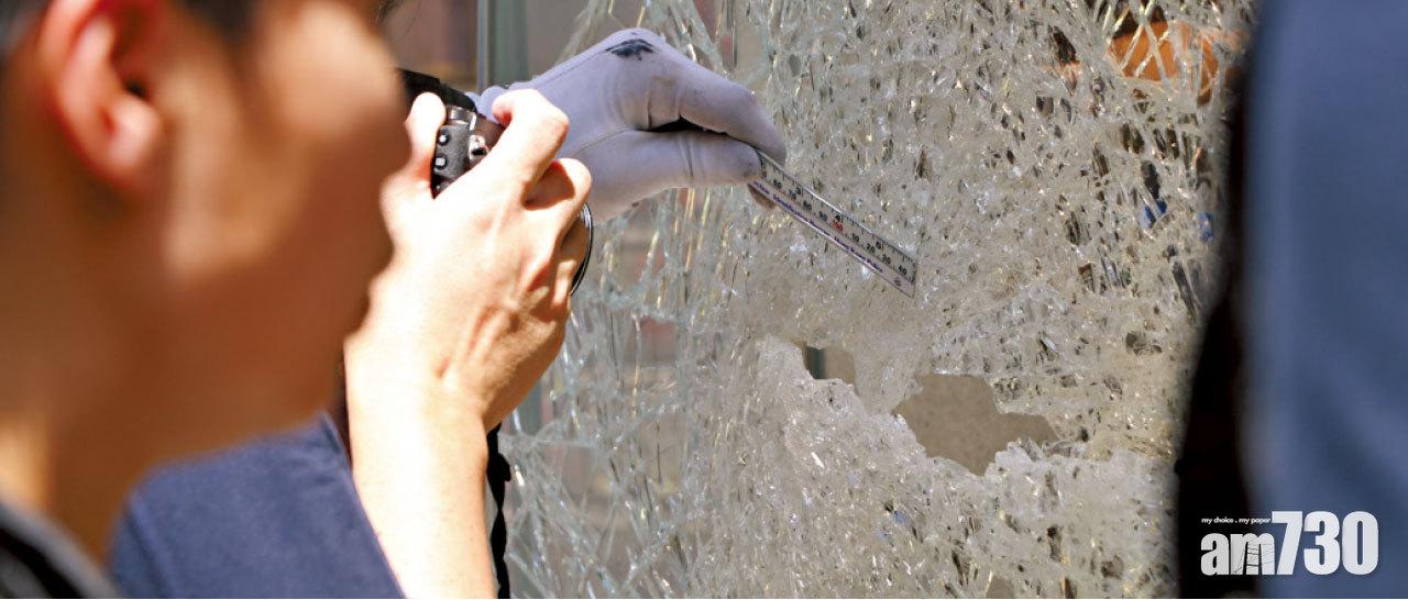 櫥窗被扑碎至呈網紋狀況。(鍾式明攝)