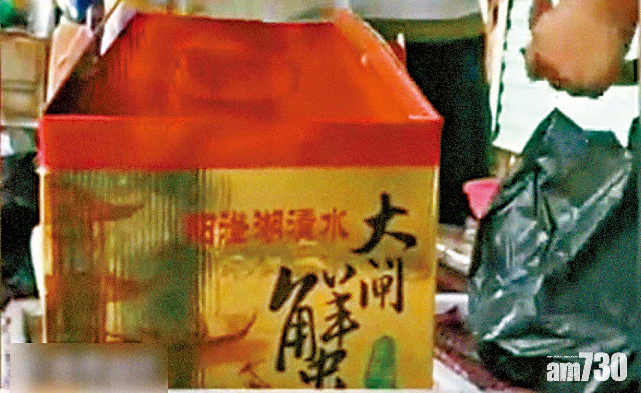 有檔主展示陽澄湖清水大閘蟹的包裝盒。(互聯網)