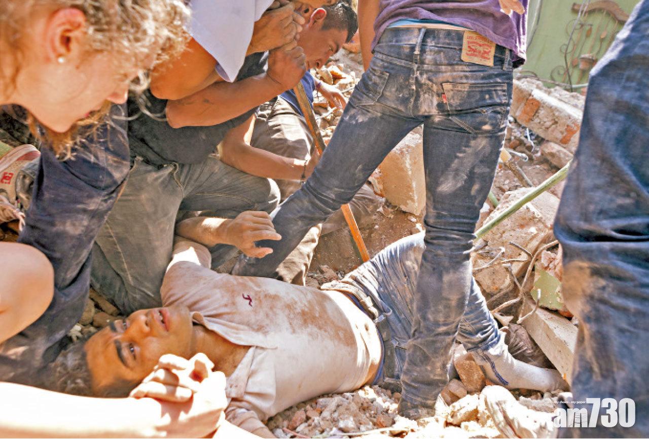 一名被埋在瓦礫的男子獲救。