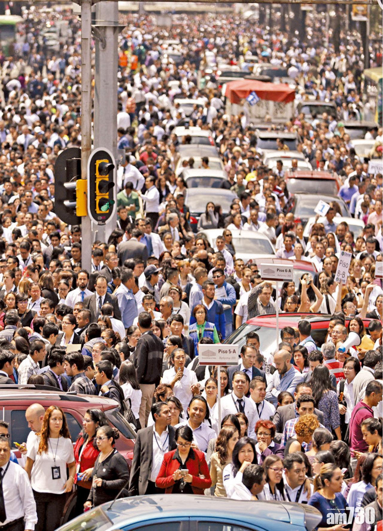 疏散民眾擠滿墨西哥城馬路。