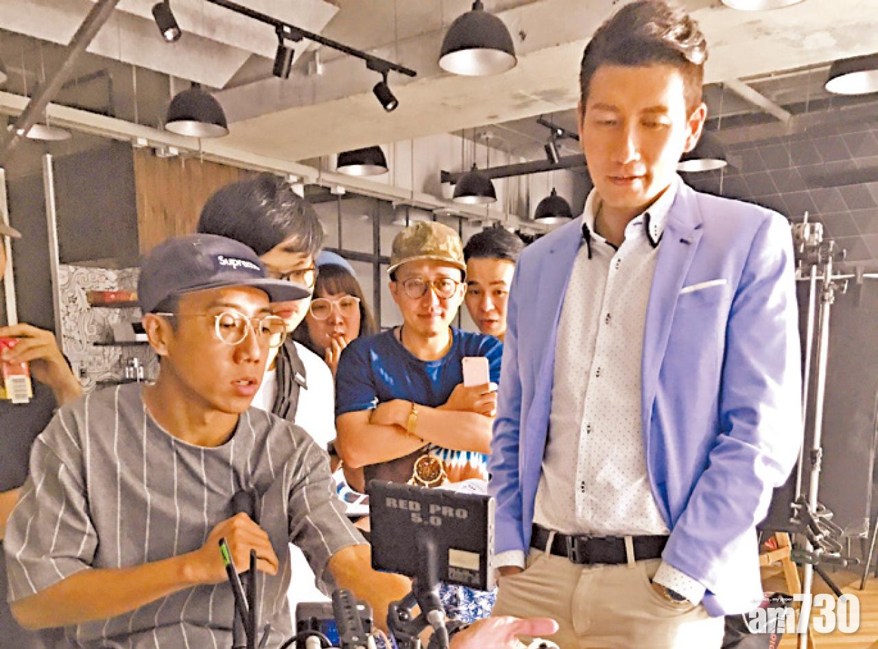 袁文傑首次擔任代言人,雖是幾分鐘的廣告,卻不敢掉以輕心,著緊地看playback。